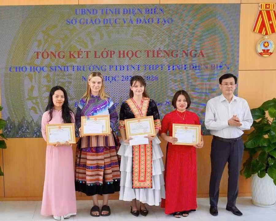 Lãnh đạo Sở GD&ĐT tỉnh Điện Biên khen thưởng các cá nhân có thành tích trong khóa học.