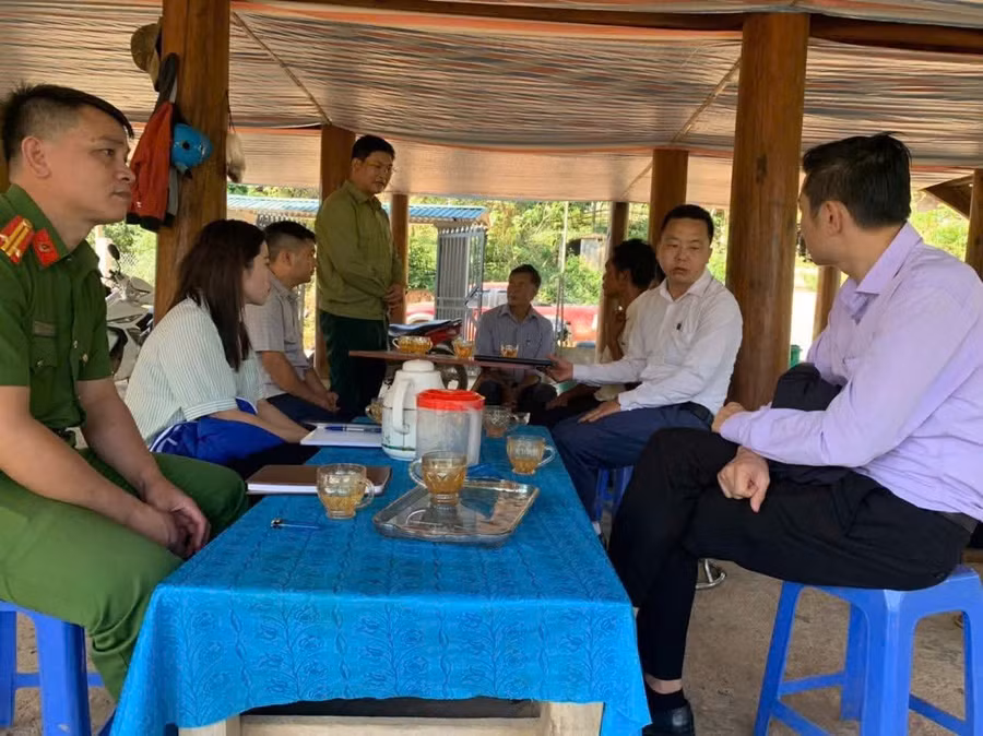 Ông Đặng Anh Tuấn - Chủ tịch UBND xã Nậm Nèn (thứ 4 bên trái) trao đổi với bà con dân bản trong buổi làm việc tại bản Long Tạo.