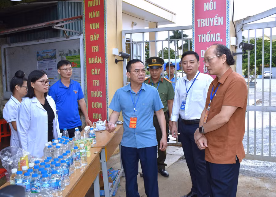 Ông Nguyễn Văn Đoạt - Phó Chủ tịch UBND tỉnh Điện Biên (áo xanh đứng giữa) cùng đoàn công tác đi kiểm tra thực tế.