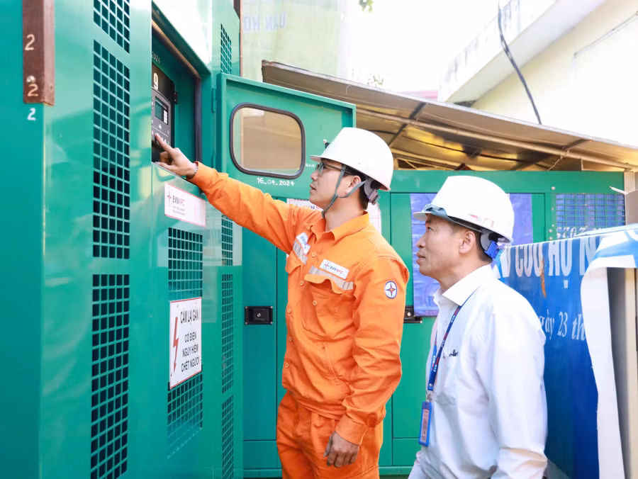 Công nhân ngành Điện kiểm tra an toàn hệ thống.