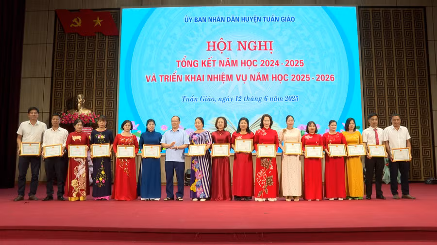 Ông Mùa Va Hồ (thứ 7 từ bên trái) trao giấy khen của UBND huyện Tuần Giáo cho các tập thể có thành tích xuất sắc (Ảnh: Lường Phượng).
