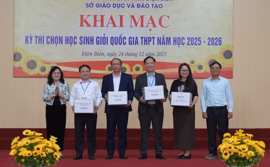 Sở Giáo dục Điện Biên tặng quà lưu niệm cho các đơn vị.