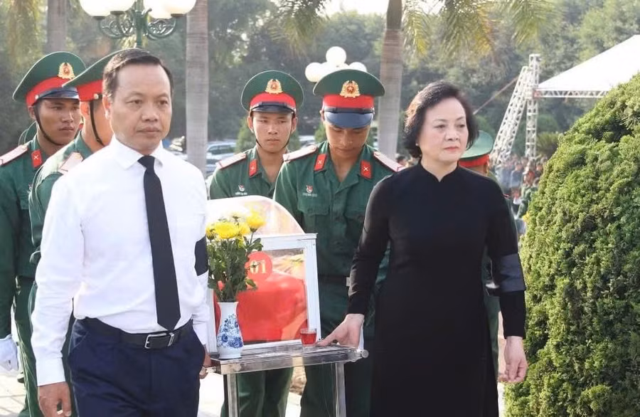 Phó Thủ tướng Phạm Thị Thanh Trà (bên trái), cùng ông Trần Tiến Dũng, Bí thư Tỉnh ủy Điện Biên tiến hành di quan hài cốt liệt sĩ đến nơi an táng.