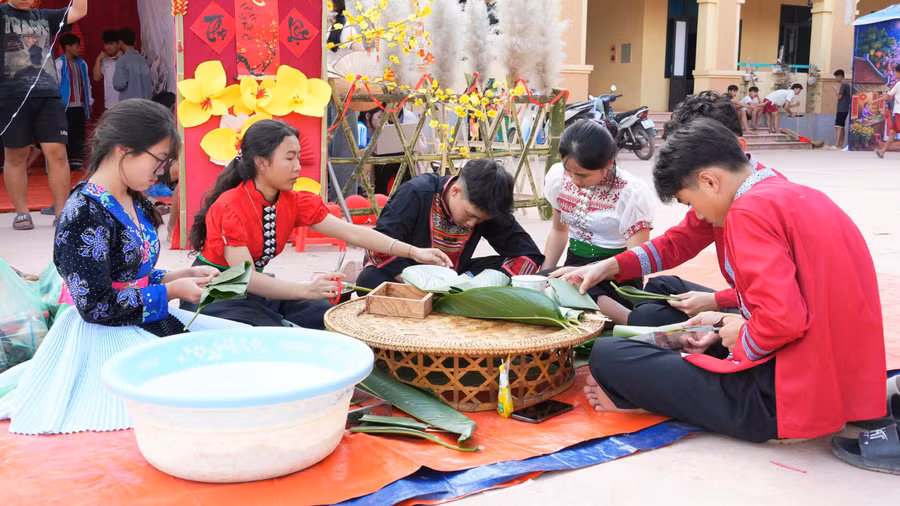 Học sinh nội trú tham gia dự thi gói bánh chưng xanh.