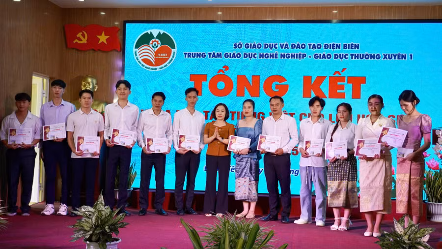 Đại diện Trung tâm GDNN-GDTX 1 tỉnh Điện Biên tặng giấy khen cho các lưu học sinh Lào đạt thành tích xuất sắc.