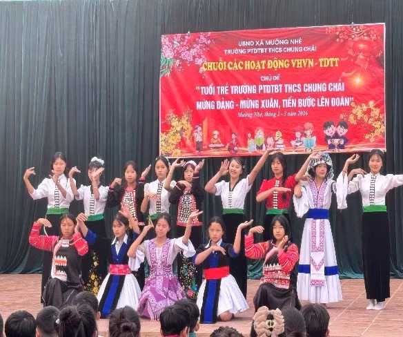 Tiết mục văn nghệ "đặc sắc" do học sinh nhà trường biểu diễn.