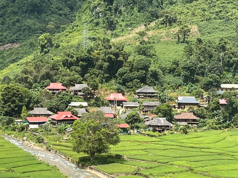Những bản làng ở Điện Biên đang "thay da, đổi thịt".