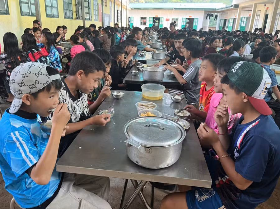 Một bữa ăn của học sinh bán trú.