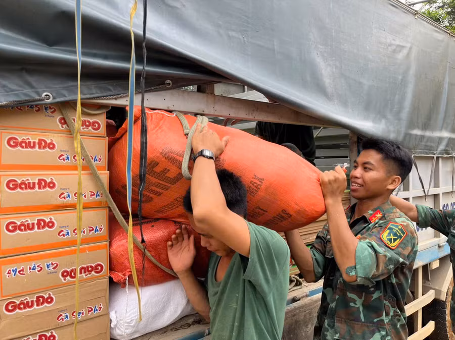 Lực lượng quân đội địa phương hỗ trợ vận chuyển hàng thiện nguyện hỗ trợ nhân dân vùng lũ Mường Luân, chương trình do Báo Giáo dục và Thời đại thực hiện. 