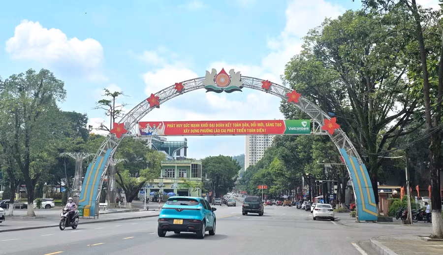Băng rôn "xây dựng phường Lào Cai phát triển toàn diện" được trang hoàng trên đường Hoàng Liên trước thềm hội thảo.