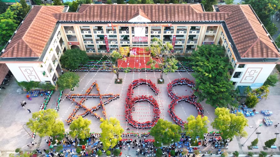 Hàng nghìn học sinh nhà trường xếp biểu tượng tưởng nhớ về 68 năm Bác Hồ thăm Lào Cai. 
