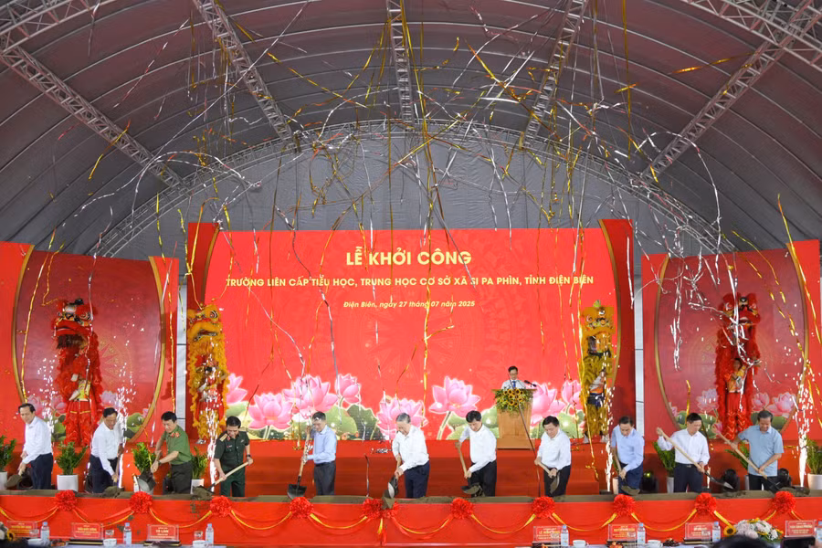 Tổng Bí thư cùng các đại biểu thực hiện nghi thức khởi công dự án.