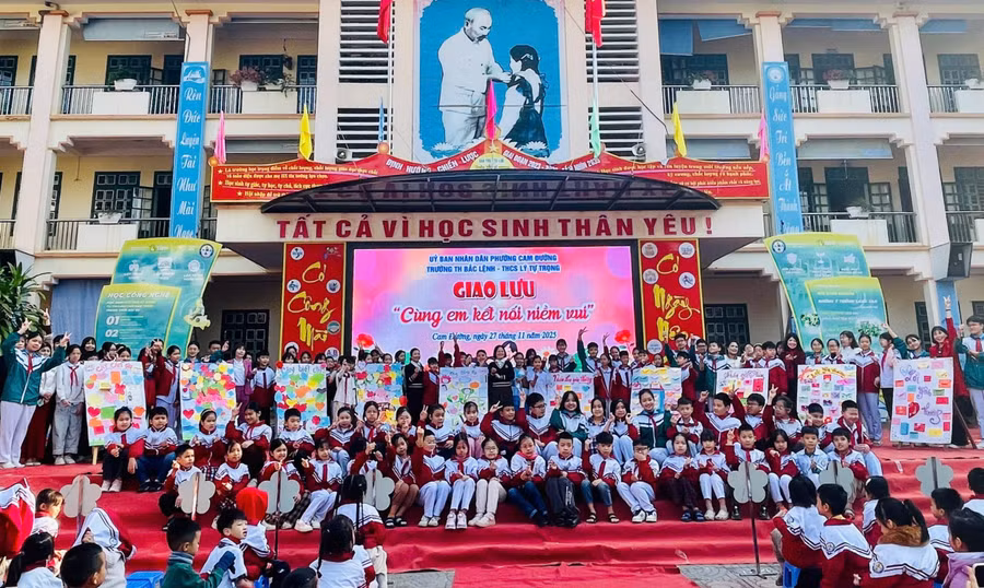 Học sinh Trường Tiểu học Bắc Lệnh và Trường THCS Lý Tự Trọng chụp ảnh lưu niệm cùng các thầy cô.