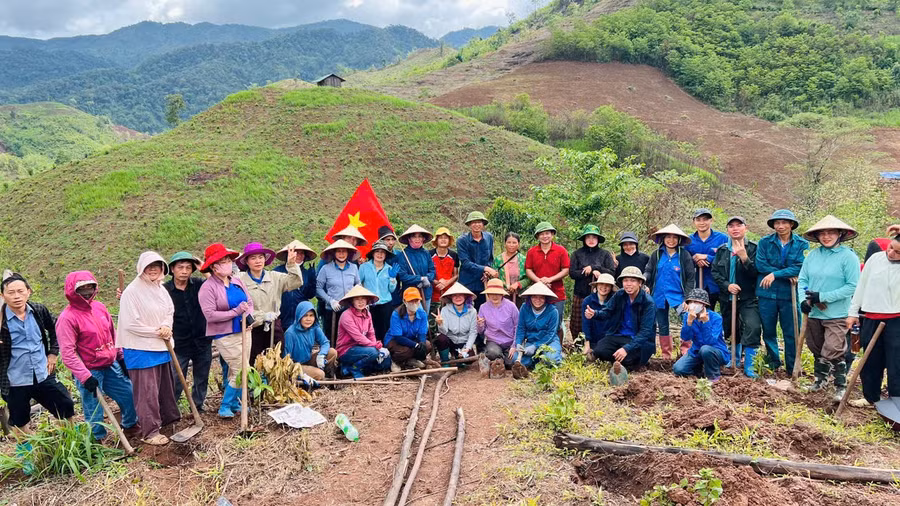 Chụp ảnh lưu niệm tại thực địa.