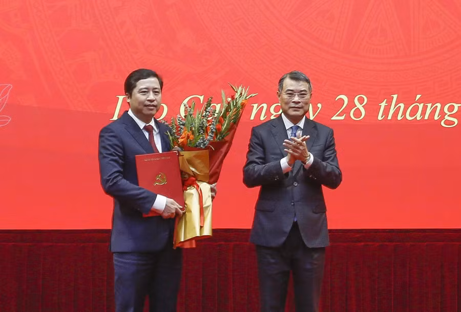 Trưởng Ban Tổ chức Trung ương Lê Minh Hưng trao quyết định cho ông Dương Quốc Huy (bên trái).