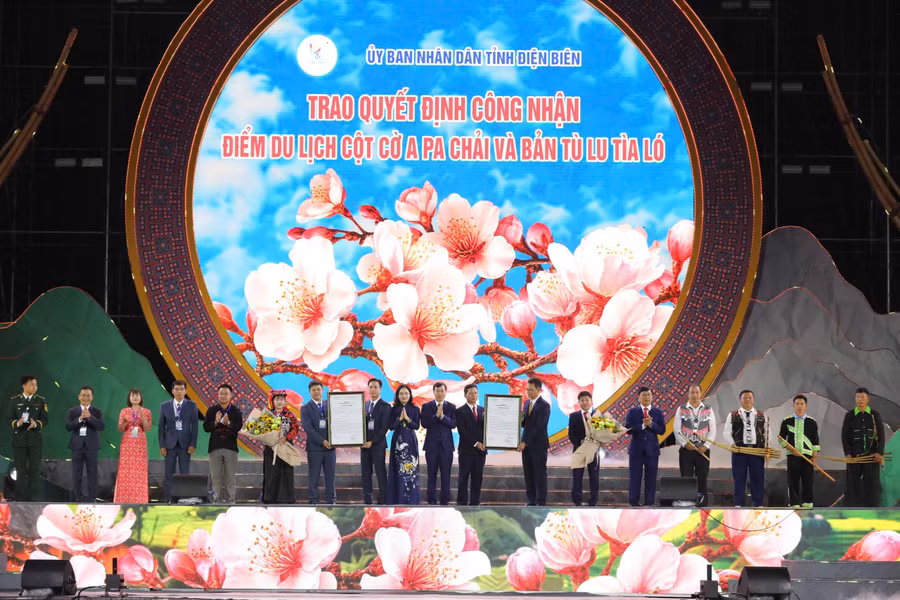 UBND tỉnh Điện Biên trao Quyết định công nhận Điểm du lịch Cột cờ A Pa Chải cho cấp ủy, chính quyền xã Sín Thầu.