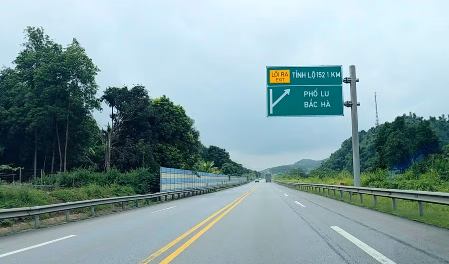 Cao tốc Nội Bài - Lào Cai có hơn 100km chỉ có 2 làn xe chạy, không có dải phân cách cứng, tốc độ giới hạn chỉ 80km/h. 