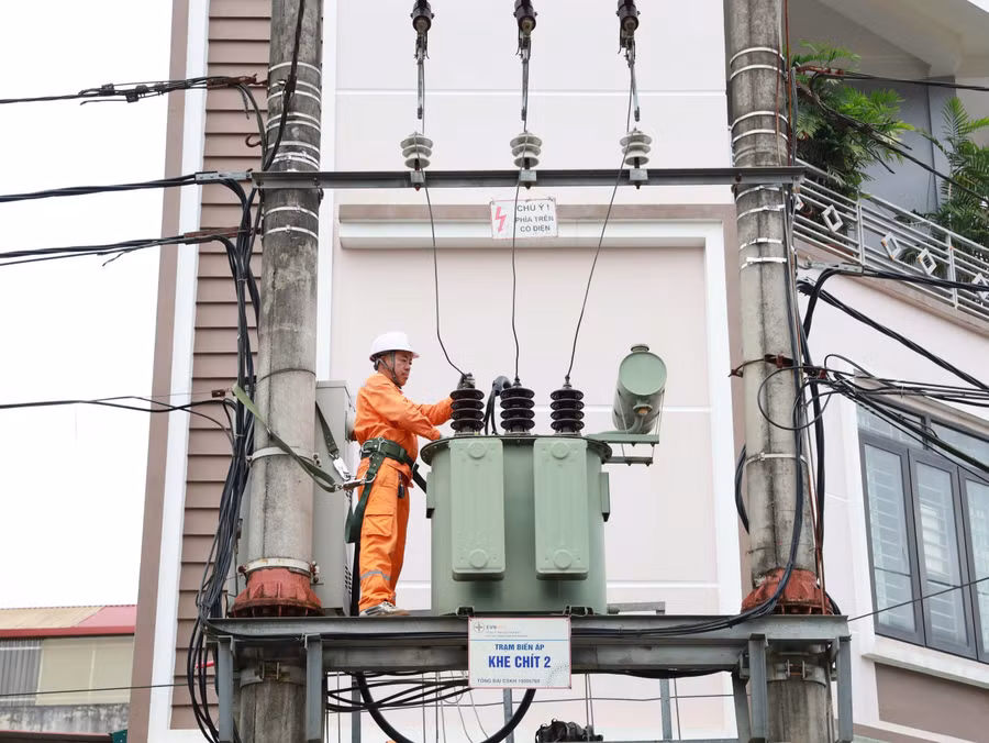 Công nhân ngành điện kiểm tra lưới điện.