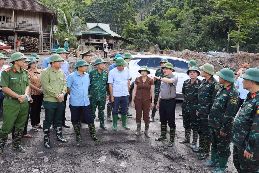 Phó Thủ tướng Trần Lưu Quang (thứ 5 từ phải) chỉ đạo khắc phục hậu quả mưa lũ tại xã Mường Pồn, huyện Điện Biên.