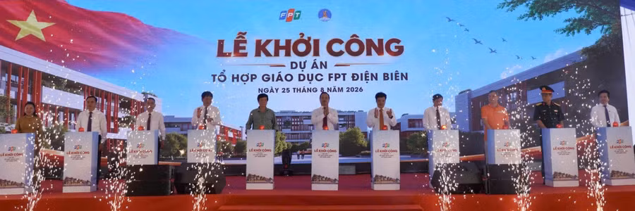 Các đại biểu thực hiện nghi thức động thổ công trình.