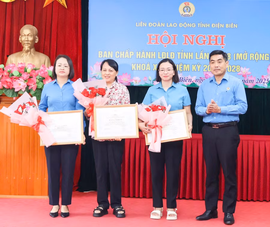 Ông Tẩn Minh Long (ngoài cùng bên phải) trao Bằng khen cho các tập thể, cá nhân.