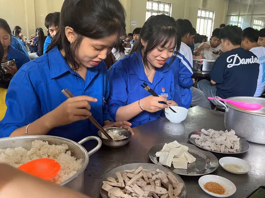 Một bữa ăn của học sinh trường PTDTNT THPT Tủa Chùa.
