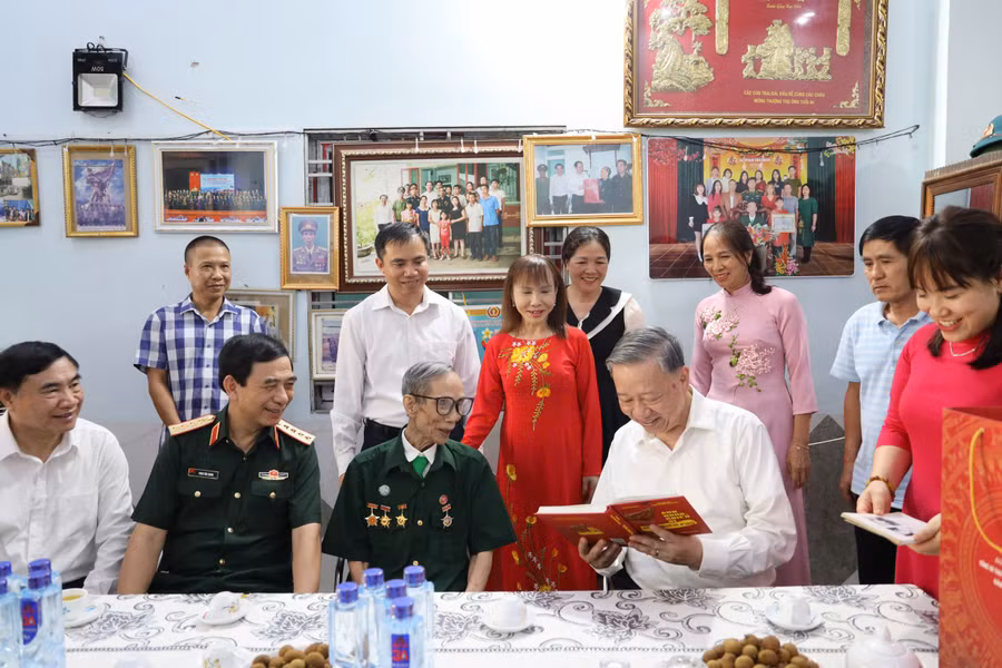 Tổng Bí thư Tô Lâm tới thăm ông Phạm Văn Ngân, cựu chiến binh chiến trường Điện Biên Phủ tại phường Điện Biên Phủ.