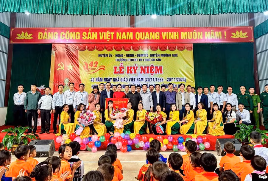 Các đại biểu cùng thầy cô nhà trường chụp ảnh lưu niệm.