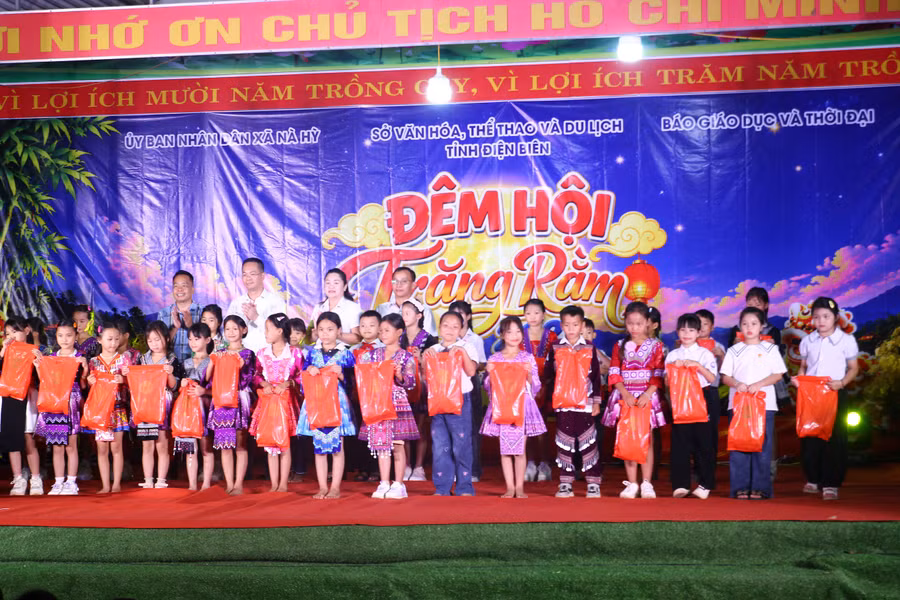 Đại diện lãnh đạo Sở VHTT&DL tỉnh Điện Biên cùng Báo GGD&TĐ trao quà cho học sinh.