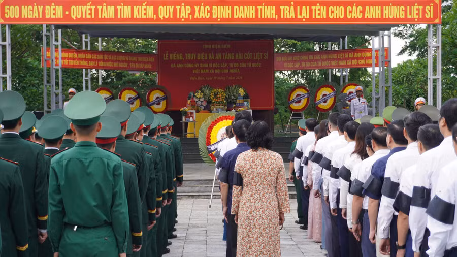 Các đại biểu thực hiện nghi thức truy điệu, an táng hài cốt liệt sĩ.
