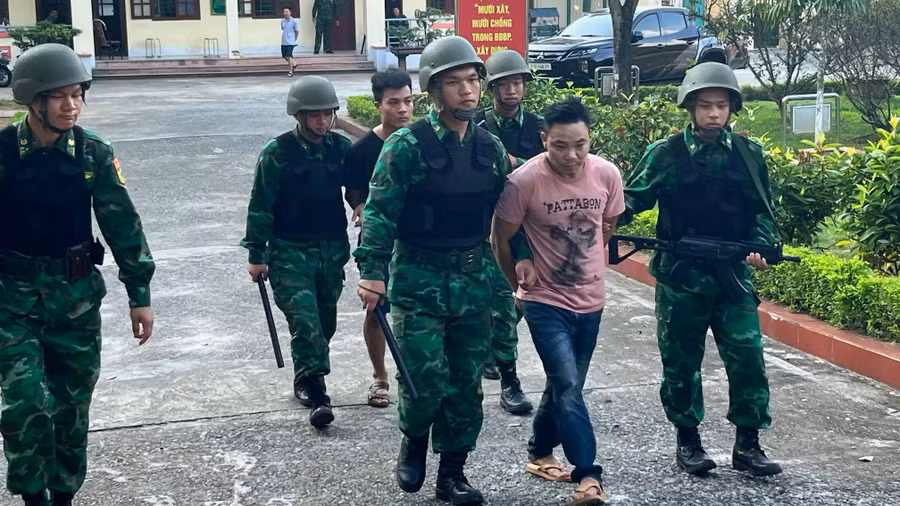 Lực lượng chức năng áp giải các đối tượng giải để phục vụ công tác điều tra.