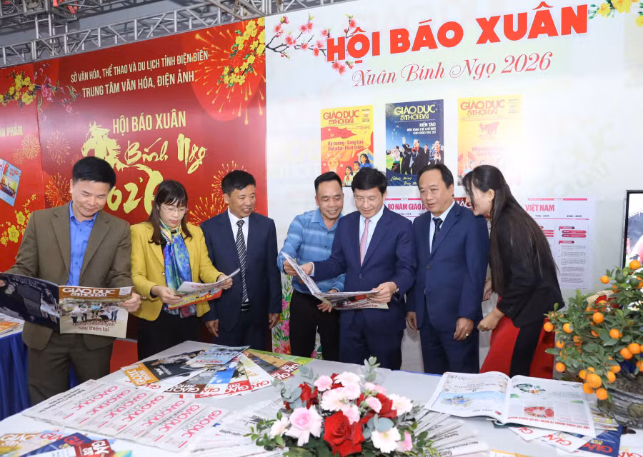 Ông Mùa A Vảng (thứ 3 bên phải) - Ủy viên dự khuyết BCH TW, Phó Bí thư Tỉnh ủy, Chủ tịch UBMTTQ tỉnh Điện Biên cùng lãnh đạo HĐND-UBND tỉnh Điện Biên tham quan gian trưng bày của Báo Giáo dục và Thời đại.