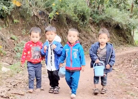 Hành trình lên lớp của học sinh vùng cao Điện Biên (Ảnh tư liệu).