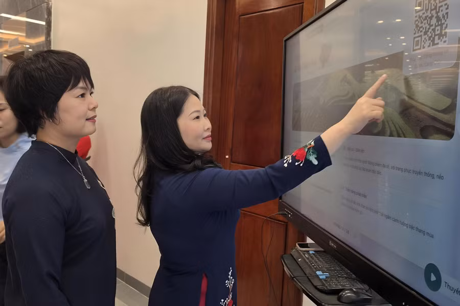 Bà Vũ Thị Hiền Hạnh (bên phải ảnh) kiểm tra video clip xúc tiến du lịch tỉnh Lào Cai trước tọa đàm.