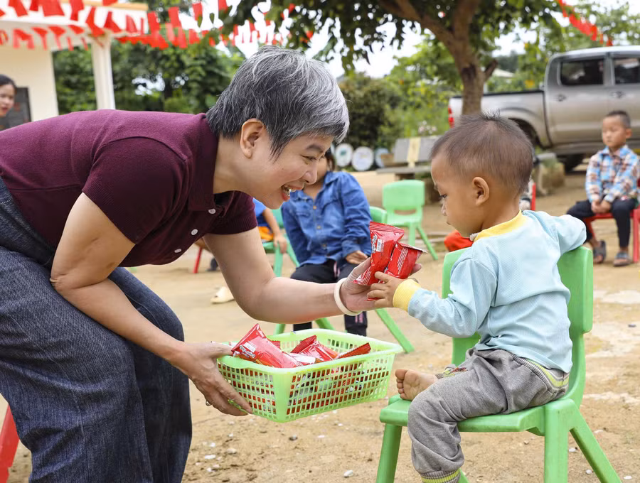 Nhà báo Dương Thanh Hương - Phó Tổng Biên tập Báo Giáo dục và Thời đại trao quà động viên học sinh nghèo xã Tìa Dình, tỉnh Điện Biên.