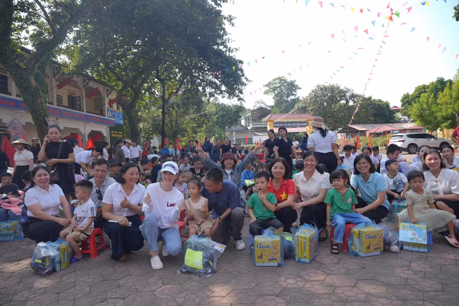 Đoàn thiện nguyện cùng giáo viên và học sinh chụp ảnh lưu niệm.