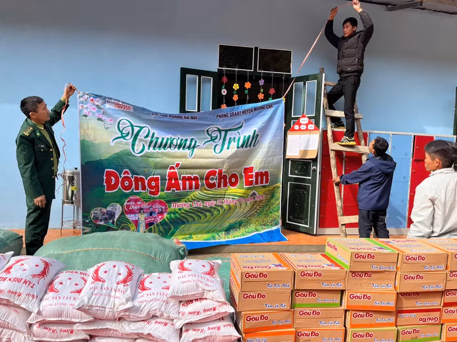 Chương trình "Đông ấm cho em" do Báo Giáo dục và Thời đại kết nối, triển khai tại xã Mường Pồn.