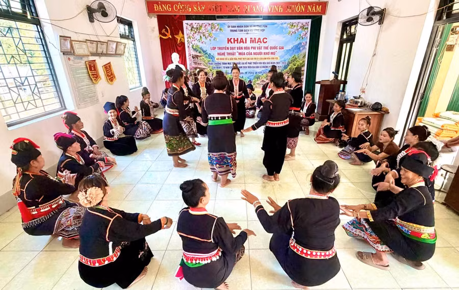 Tiết thực hành của học viên lớp truyền dạy di sản văn hóa phi vật thể quốc gia “Nghệ thuật múa của người Khơ Mú”.