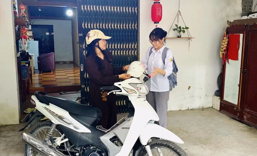 Mẹ con Khánh Ly rời nhà đến trường thi.