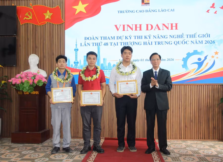 Ông Hoàng Quang Đạt, Hiệu trưởng Trường Cao đẳng Lào Cai tặng giấy khen cho các cá nhân có thành tích cao. 