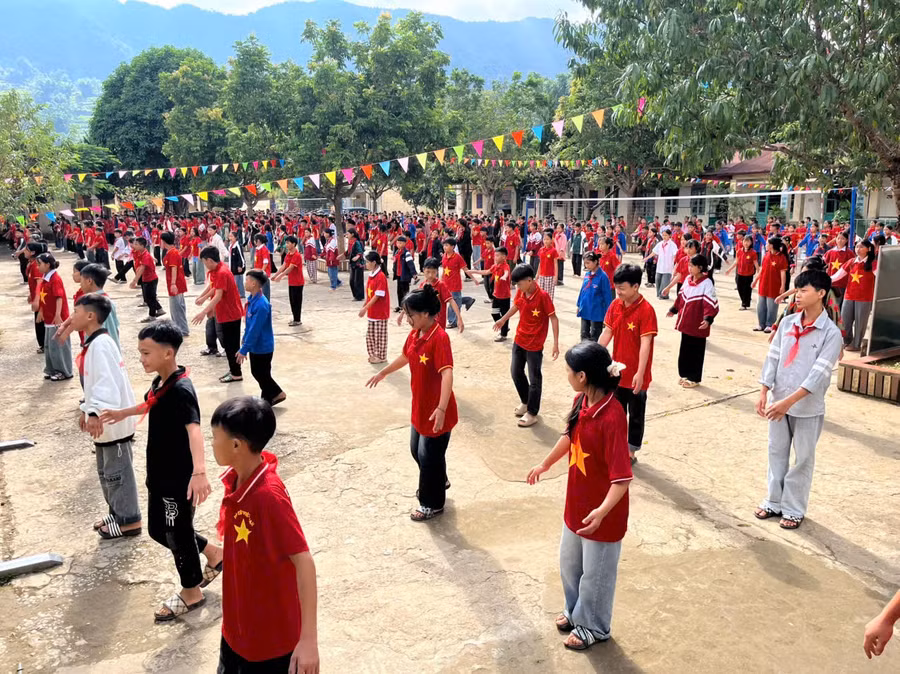Một buổi thể dục giữa giờ của học sinh Trường PTDTBT THCS Sính Phình.