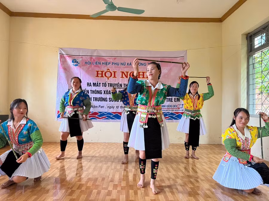 Phụ nữ từ đối tượng chịu tác động đến lực lượng nòng cốt trong tuyên truyền xóa bỏ hủ tục.