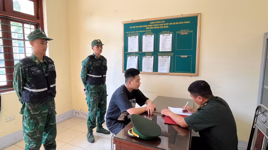 Lực lượng biên phòng Cửa khẩu quốc tế Lào Cai làm việc với T.N.T.