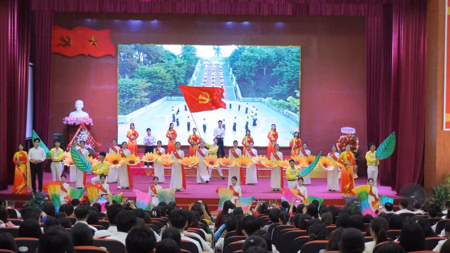 Tiết mục văn nghệ do giảng viên nhà trường biểu diễn.