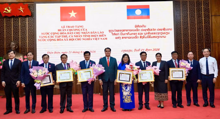 Ông Pén Khăm Bụt Chăn Pheng trao tặng Huân chương Itxala hạng III cho các cá nhân.