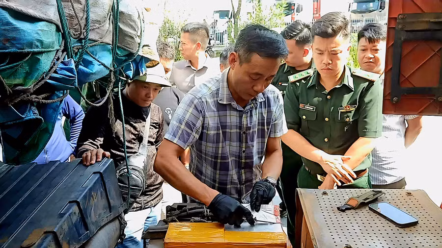 Lực lượng chức năng kiểm tra, phát hiện 15 khối kim loại trắng được cài cắm trên xe đầu kéo.