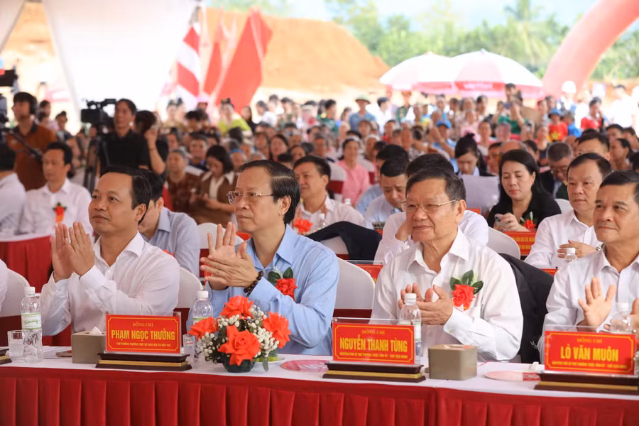 Thứ trưởng Phạm Ngọc Thưởng (thứ 2 từ bên phải sang) dự Lễ khởi công Trường phổ thông nội trú liên cấp Tiểu học và Trung học cơ sở xã Thanh Nưa (Điện Biên).