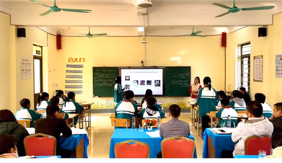 Một tiết học của cô trò nhà trường.