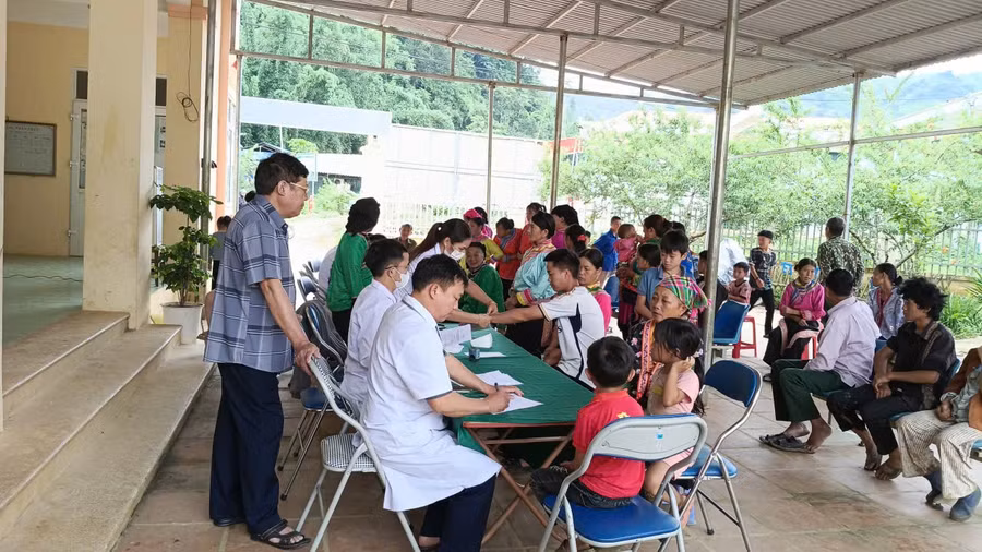 Cán bộ y tế tại Điện Biên tăng cường khám, chữa bệnh miễn phí cho người dân dịp cuối tuần.