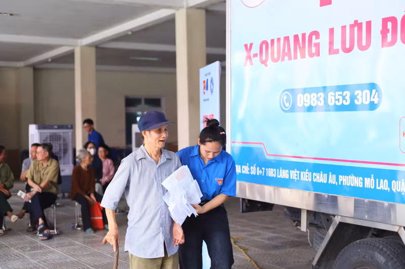 Kỷ niệm 60 năm Phong trào Ba sẵn sàng, 70 năm Ngày Giải phóng Thủ đô, tuổi trẻ Thủ đô đã triển khai Hành trình thanh niên Thủ đô tình nguyện vì sức khỏe cộng đồng năm 2024. z5672489082085_bc7d3c54ea33a95c0f7ee1d46bc5c378.jpg